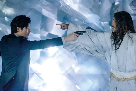 「次元を超える」より、松田龍平演じる新野風（左）と窪塚洋介演じる山中狼介（右）