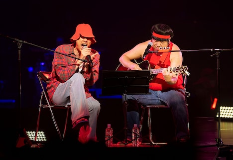 武道館で歌う赤えんぴつ。左がボーカルのおーちゃん（設楽）、右がギター・コーラスのひーとん（日村）