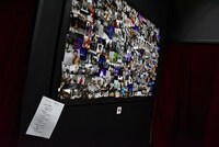 「バナナマン POPUP STORE」東京会場に、実は手書きの赤えんぴつツアースケジュールが貼ってあった