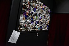 「バナナマン POPUP STORE」東京会場に、実は手書きの赤えんぴつツアースケジュールが貼ってあった