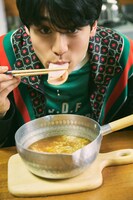 香呑・面髙ケンスケのデジタル写真集「OMODAKA」より（撮影：shu ashizawa / 講談社）