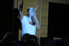 客席に自作の能面をかぶって登場するトム・ブラウンみちお