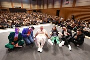 客席をバックにしたイベント出演者たちの記念写真