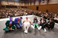 客席をバックにしたイベント出演者たちの記念写真
