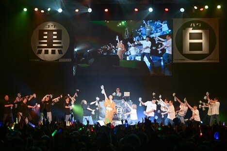 「やすともの黒白歌合戦2025」のワンシーン