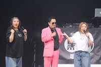 「やすともの黒白歌合戦2025」に出演した、海原やすよ ともこ、ダイアン津田（中央）