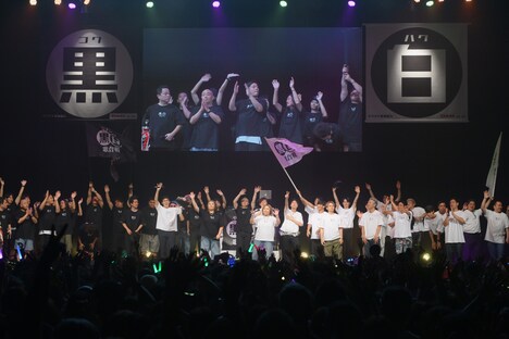 「やすともの黒白歌合戦2025」のワンシーン