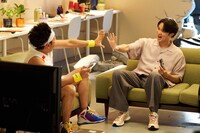 CM撮影中の（左から）サンシャイン池崎、磯村勇斗