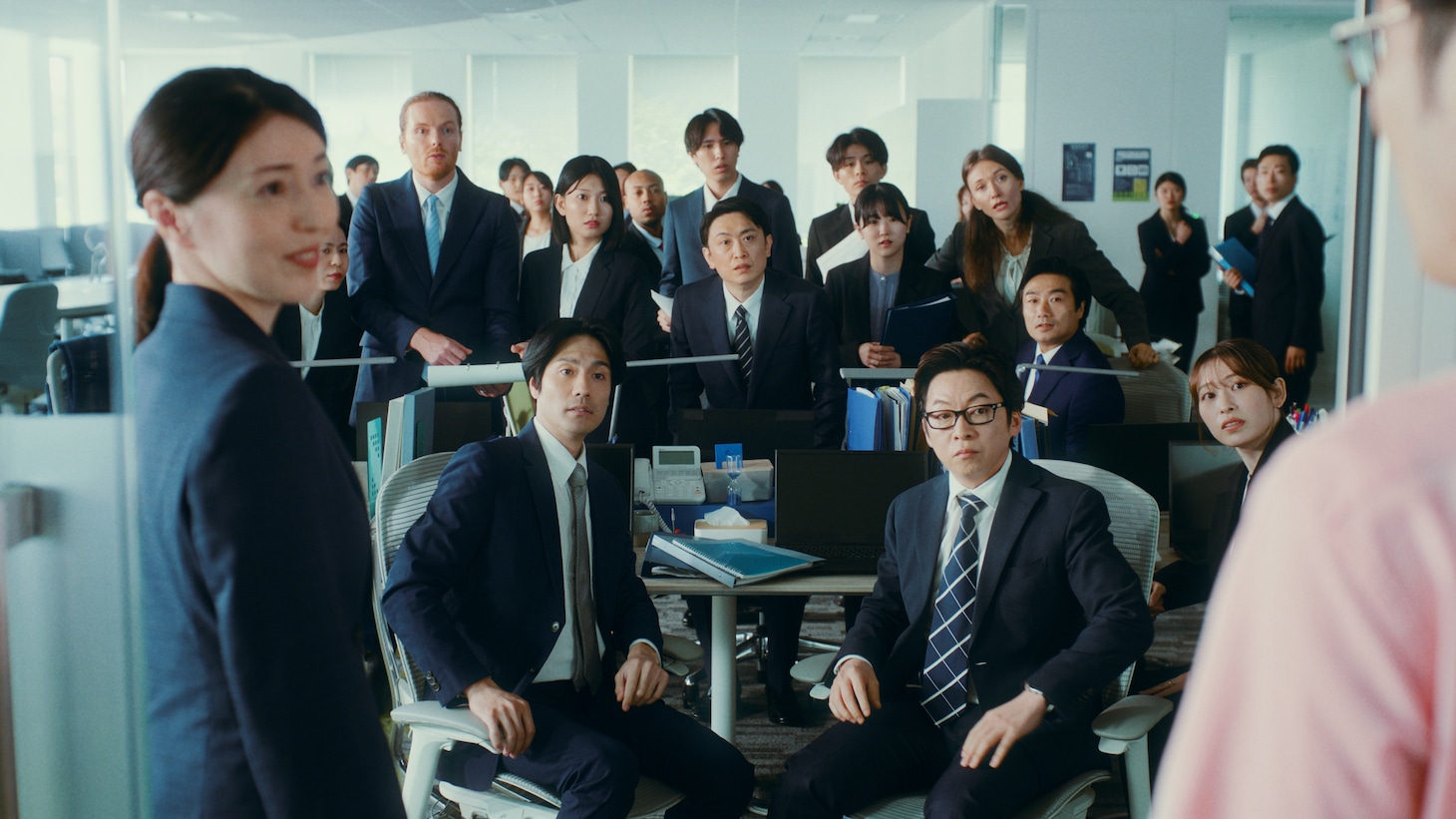 服装自由と聞いていたのにみんなスーツだった光景