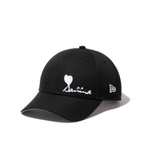 ニューエラと明石家さんまのコラボレーションモデルのイメージ