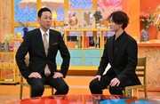 「この世界は1ダフル」MCの（左から）東野幸治、渡辺翔太