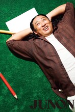 「JUNON」2025年10月号に登場するロバート秋山