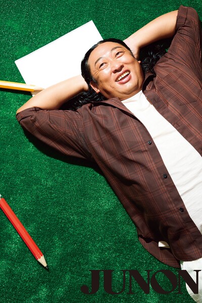 「JUNON」2025年10月号に登場するロバート秋山