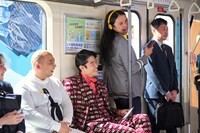 CM撮影中、談笑するトム・ブラウンと鈴木亮平