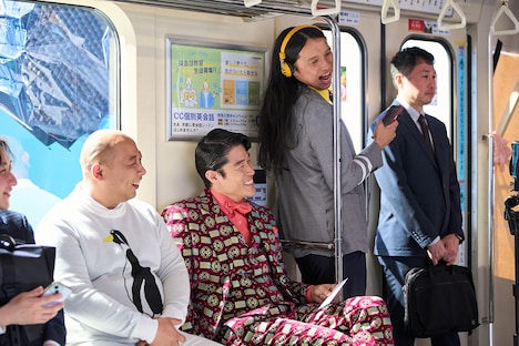 CM撮影中、談笑するトム・ブラウンと鈴木亮平