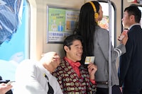 「MEGA BIG」CM撮影中のトム・ブラウンと鈴木亮平