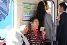 「MEGA BIG」CM撮影中のトム・ブラウンと鈴木亮平