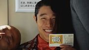 トム・ブラウンが「MEGA BIG」新テレビCMで鈴木亮平にもたれかかる