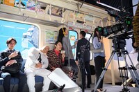 「MEGA BIG」CM撮影中のトム・ブラウンと鈴木亮平