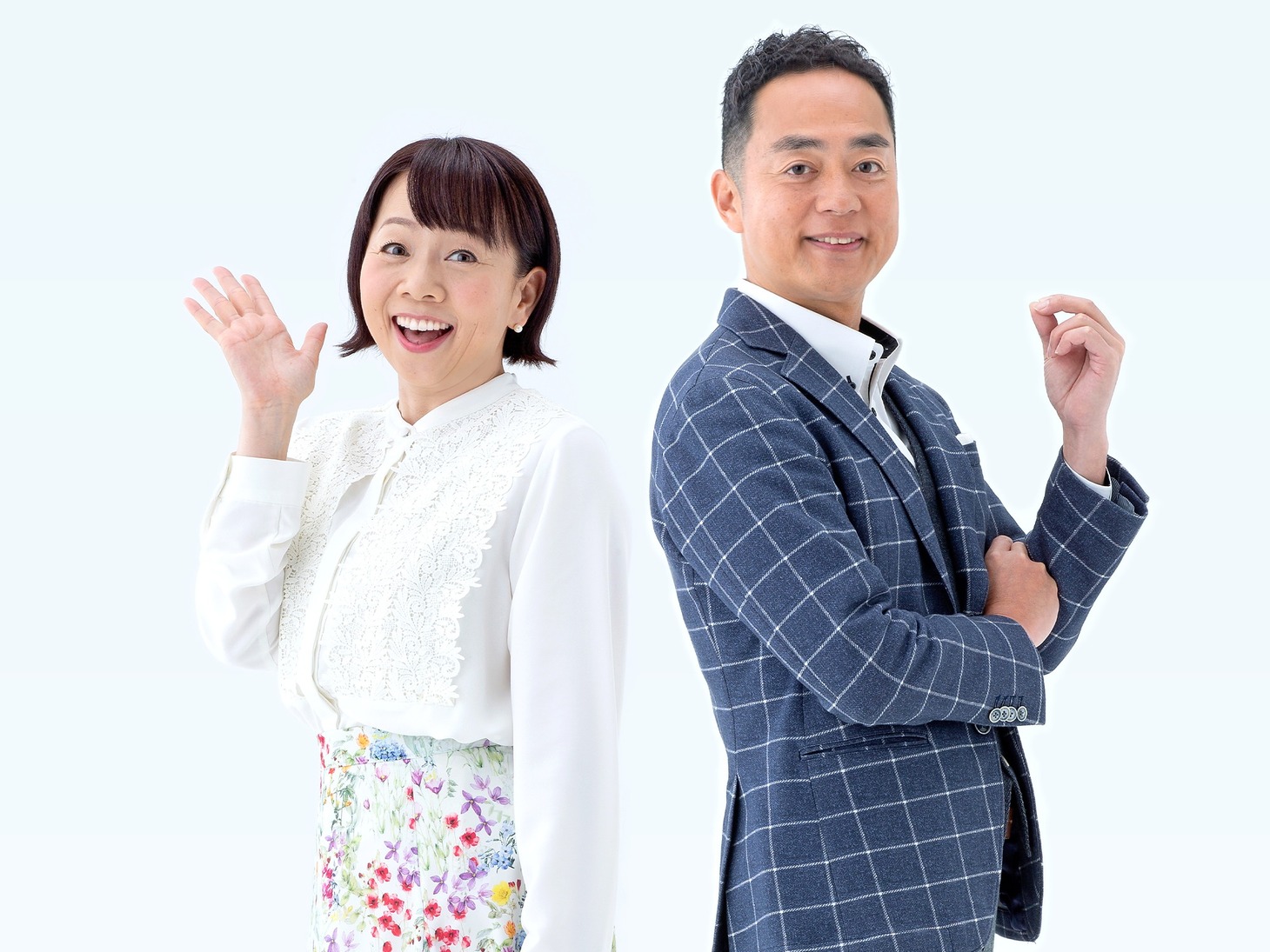 左から久保ひとみ、秋元啓二アナウンサー