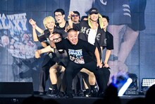 「Choo Choo TRAIN」を披露するチョコレートプラネット、シソンヌ、GENERATIONS