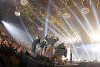 パーカーを着たGENERATIONSら