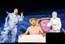 裸の王様役のとにかく明るい安村