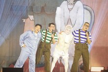 肩を組んで歌うチョコレートプラネットとシソンヌ