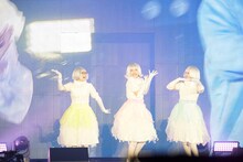 湯の花役の（左から）スパイク松浦、横澤夏子、スパイク小川