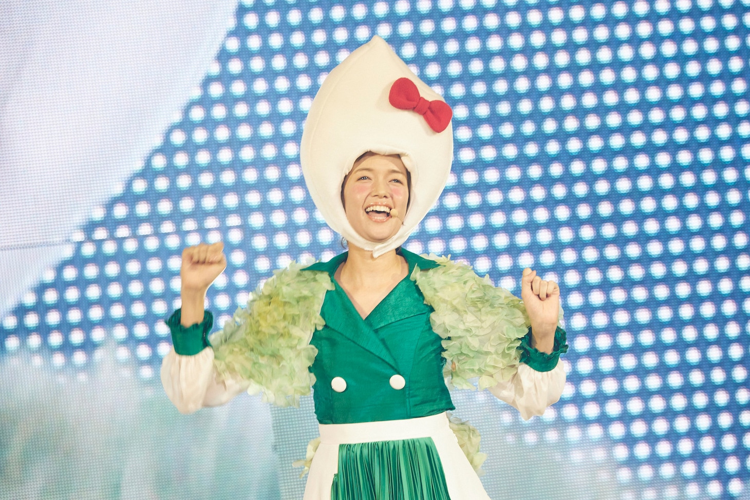 劇中歌「ホカホカごはん」を歌う佐藤栞里