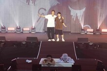 若き日のチョコレートプラネットを演じた（左から）八乙女光、有岡大貴