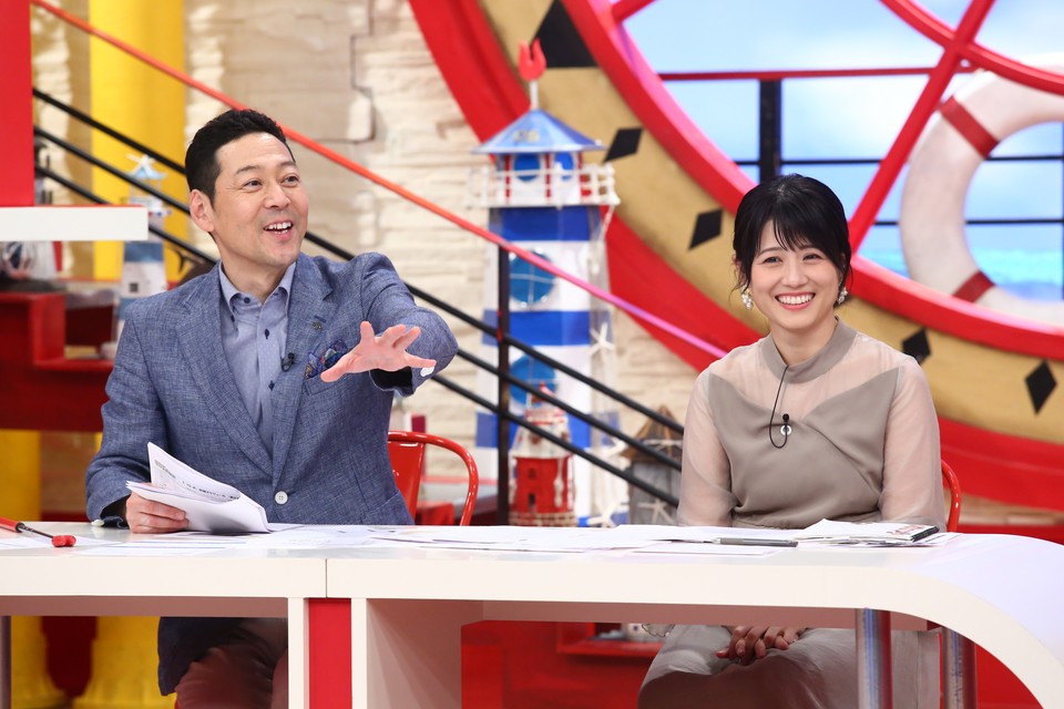 左から東野幸治、中島めぐみアナウンサー