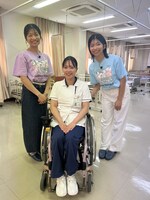 “日本初の車いす看護師”を目指す女性を取材する三倉茉奈・佳奈