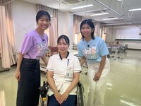 “日本初の車いす看護師”を目指す女性を取材する三倉茉奈・佳奈