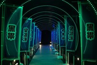 会場へ続く通路には出演者名が書かれたのぼりが