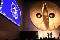 記念写真を撮るぐろう家村（左）