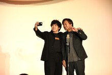 記念写真を撮っていち早く母に送りたいぐろう家村（左）