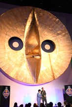 黄金の顔の前で漫才を繰り広げるエバース