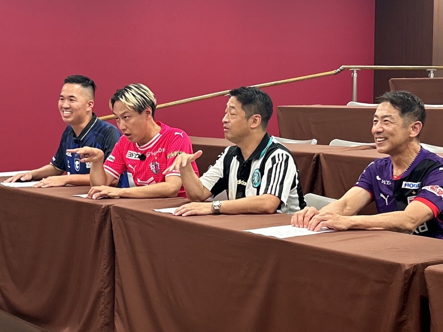 「夏休みはJ！関西Jリーグ芸人No.1決定戦」のワンシーン