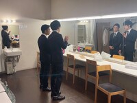 楽屋でのキュウ（写真提供：タイタン）