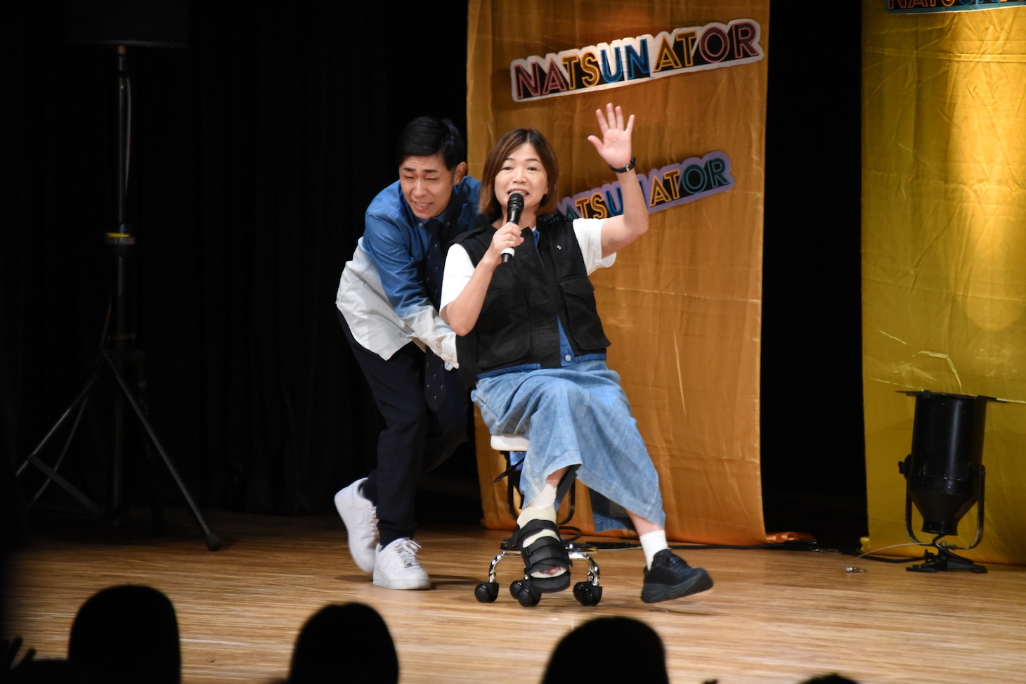 トンツカタン森本（左）にイスを押されて登場した大久保佳代子（右）