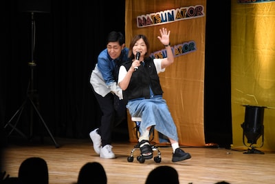 人力舎の大型ライブ「夏ネーター」でイスに乗って登場した、骨折中の大久保佳代子