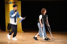 イスを松葉杖に変えて登場した大久保佳代子（右）