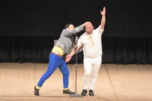 漫才を繰り広げるトム・ブラウン （撮影：高月清司）