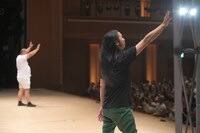 来場者に挨拶するトム・ブラウン