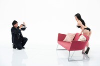 セクシーグラビア撮影に挑戦するバッテリィズ寺家