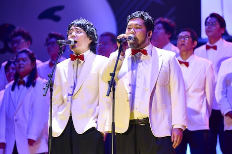 芸人総勢51名による「浅草キッド」の歌唱