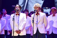 芸人総勢51名による「浅草キッド」の歌唱