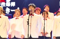 芸人総勢51名による「浅草キッド」の歌唱