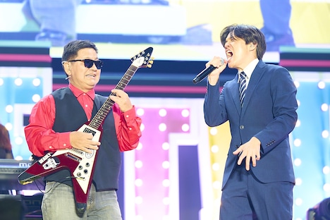 左からチャンス大城、南波雅俊アナ